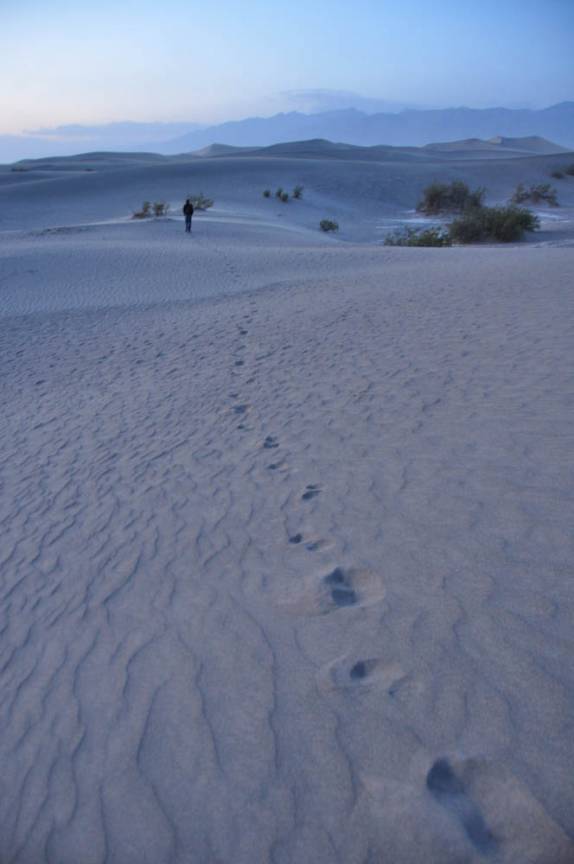 Caminhada noturna no campo de dunas 'Mesquite Dunes', no Death Valley National Park, na Califórinia - EUA